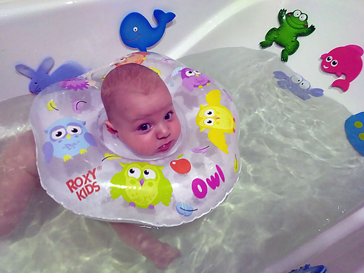 малыш плавает