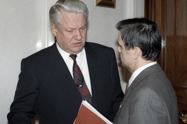 Президент РФ Борис Ельцин (слева) и Председатель Верховного Совета РФ Руслан Хасбулатов (справа) в перерыве между заседаниями IX внеочередного Съезда народных депутатов РФ. 1993 год.