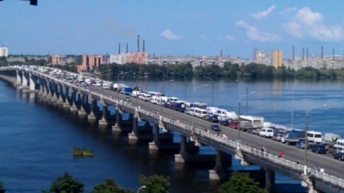 

В любом крупном городе с мостом обязательно будет образовываться пробка. /Фото: litsa.com.ua
Вот  только двигать бетонные отбойники, разделяющие дорожное полотно по  центру - дело не из лёгких. На самом деле, такой процесс - практически  спецоперация. Тем более, что стандартно для этого используют тяжёлую  технику, включая краны, что само по себе стопроцентно создало бы  огромный затор на том же мосту.
