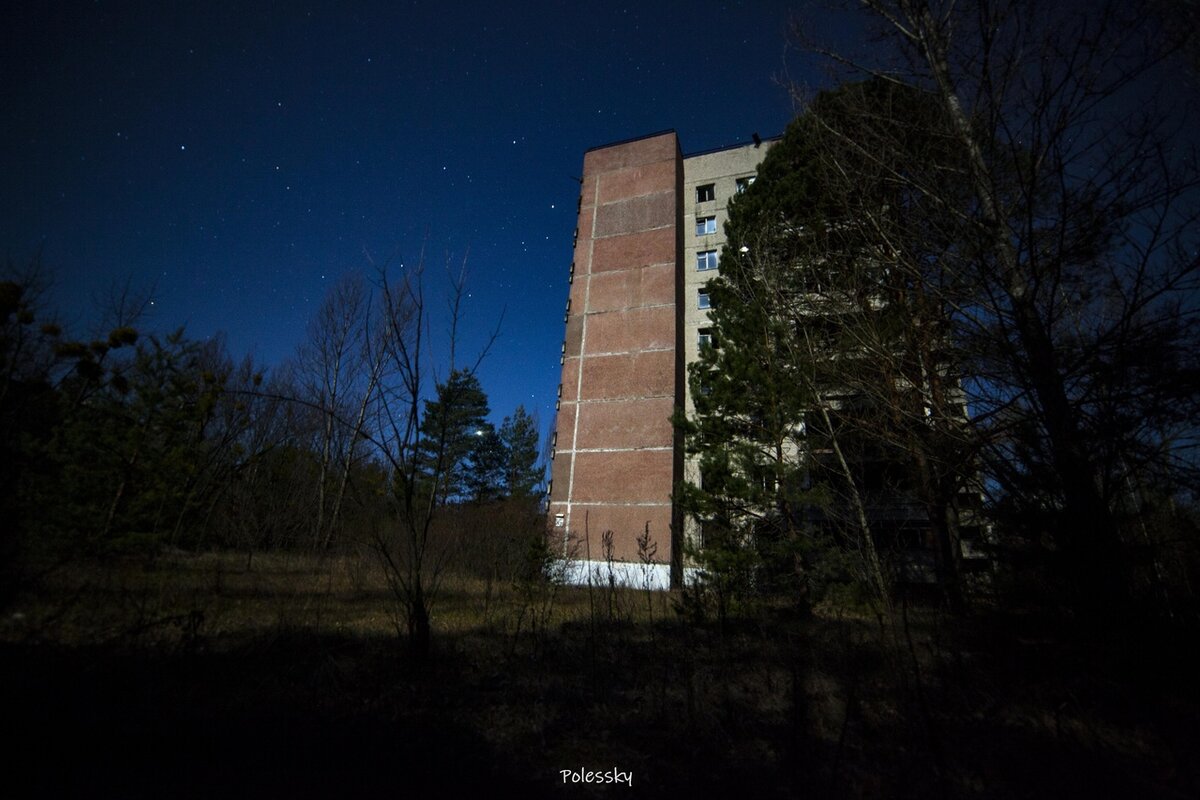 Чернобыльская зона и Припять ночью. Свежие фото заброшенного города под лунным светом