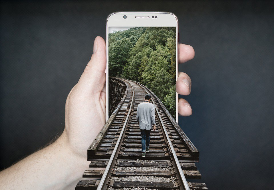 https://pixabay.com/ru/photos/%D0%BC%D0%B0%D0%BD%D0%B8%D0%BF%D1%83%D0%BB%D1%8F%D1%86%D0%B8%D0%B8-%D1%81%D0%BC%D0%B0%D1%80%D1%82%D1%84%D0%BE%D0%BD-gleise-%D0%B7%D0%B0%D0%BF%D1%83%D1%81%D0%BA-2507499/