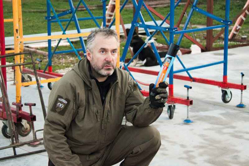 Михаил Ярин на практическом курсе по выживанию для пилотов малой авиации: мусорные пакеты — наше всё.