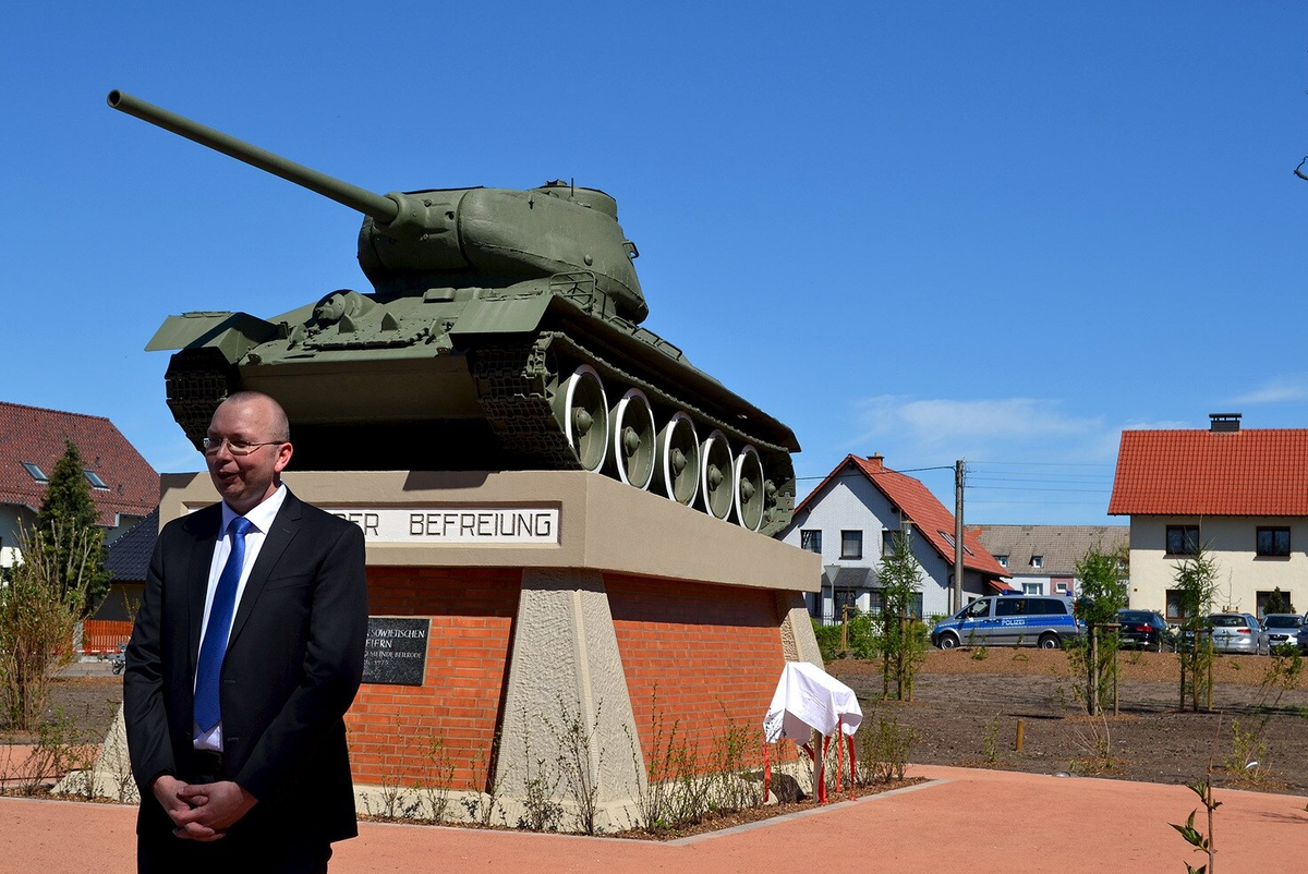 памятник т34 кыштым. танк в карлуке. памятник танк в шверине. танковая школа кама в казани. школа танка.