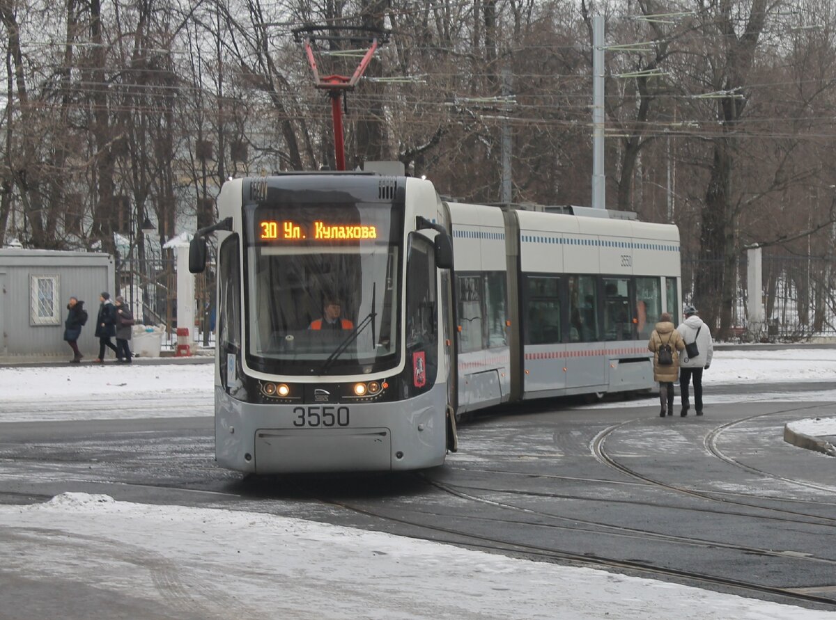 6 января 2020 г., г. Москва, трамвай 30-ого маршрута поварачивает с ул. Зои и Александра Космодемьянских на 1-ый Новоподмосковный переулок