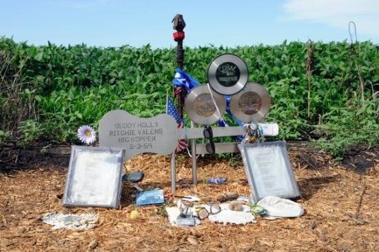 Мемориал на месте крушения самолета