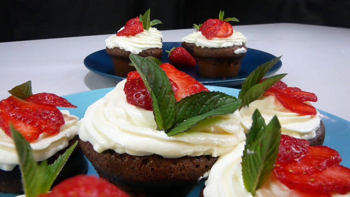 Шоколадные капкейки с творожным кремом 