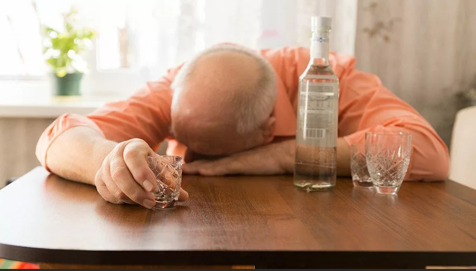 Алкоголик на кухне. Внешне очень похож на бывшего хозяина. Источник фото: Яндекс картинки