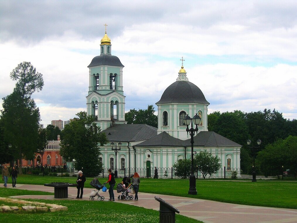 Построен в XVIII веке в стиле елизаветинского барокко. Включает восьмерик на четверике, трапезную и колокольню.