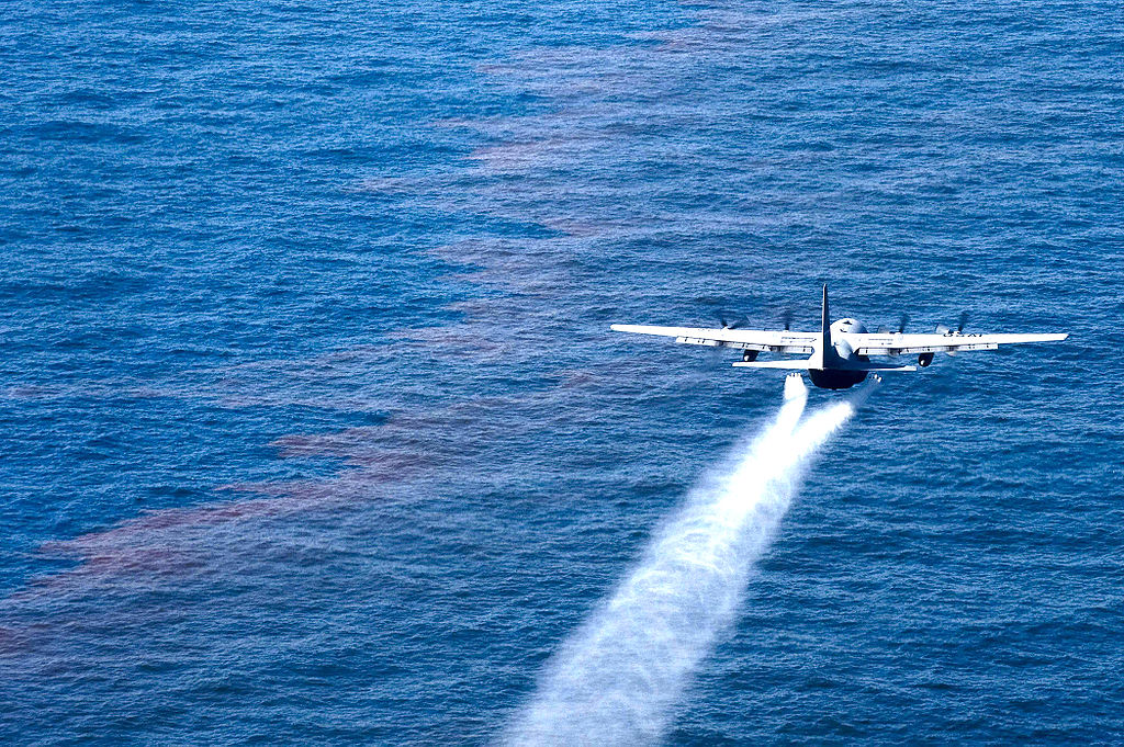 Фото самолет над водой