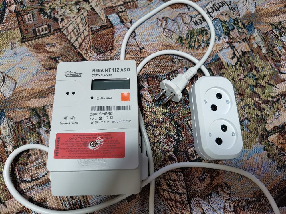 клеммы винтовые, ничего пять не нужно, рассчитан до 60 ампер 