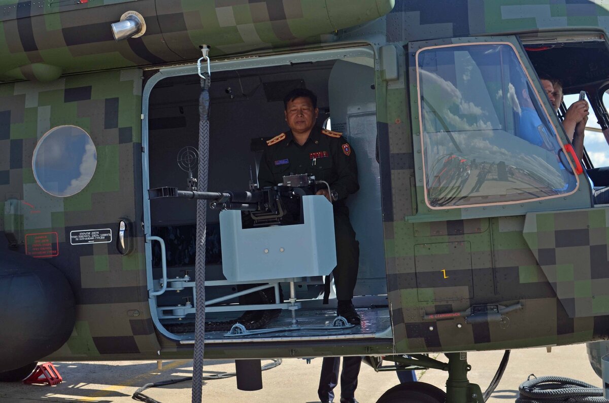 Военно-транспортный вертолет Ми-171Ш на авиасалоне "МАКС-2017" . Фото автора.