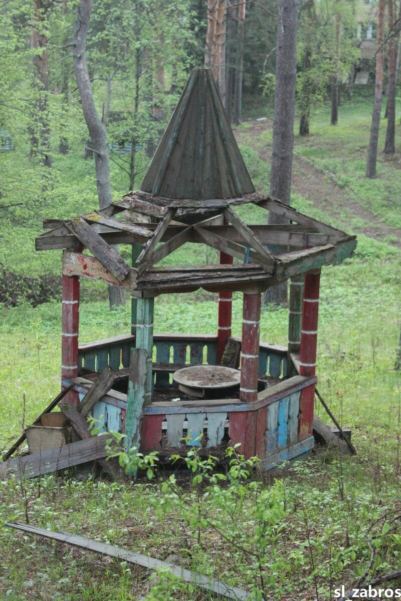 Остатки беседок на территории