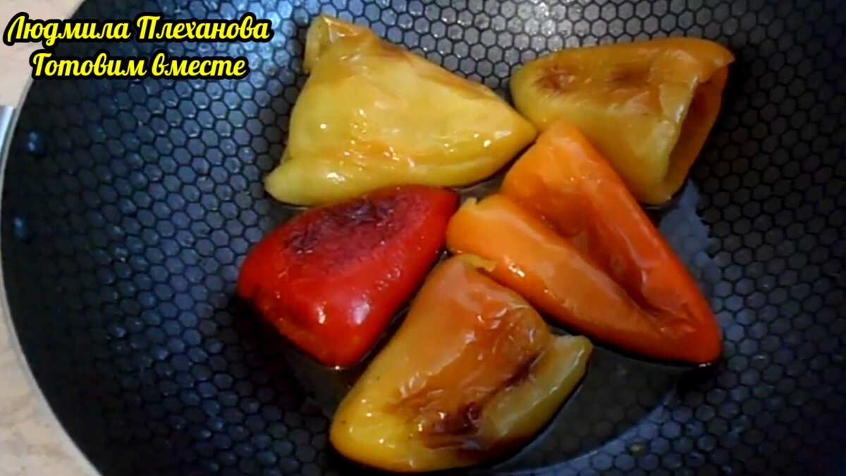 Жареный болгарский перец с чесноком и помидорами: супер легких и быстрых.