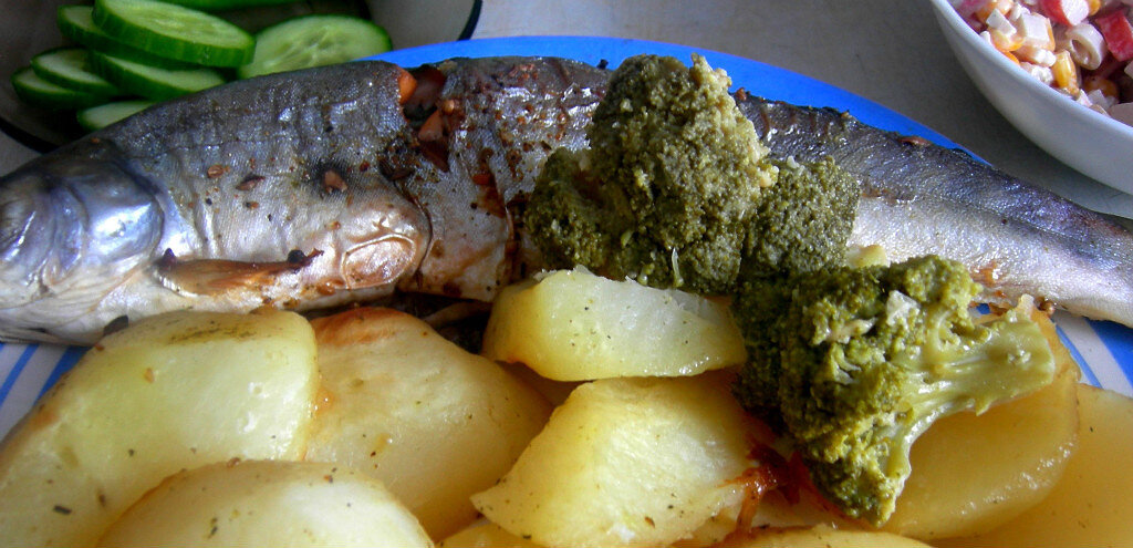 Голец запеченный со сливками и овощами.
