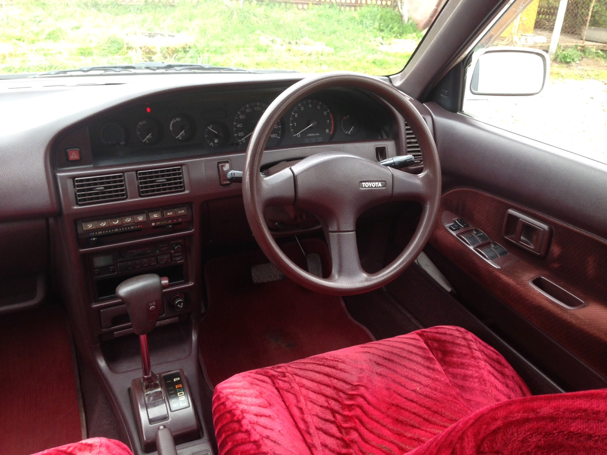 toyota corolla 1989 года выпуска - салон