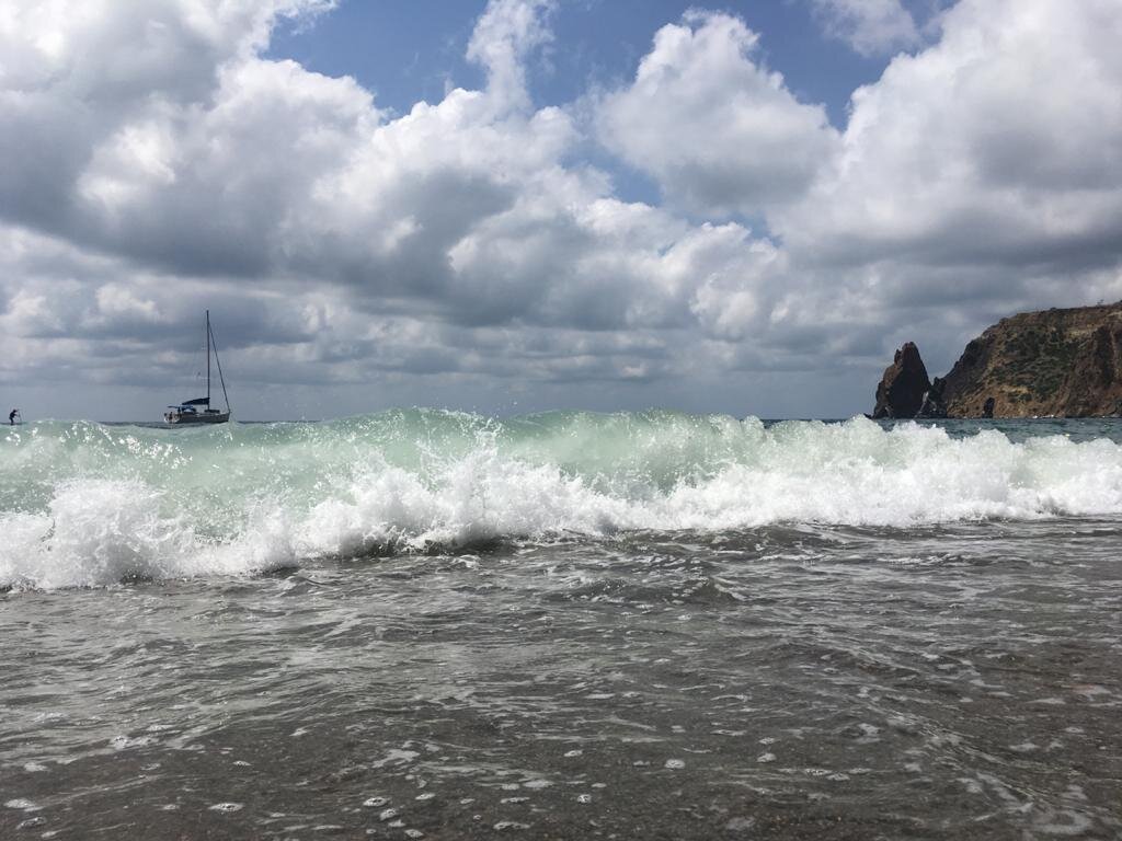 море  немного волнуется