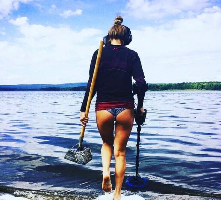 Девушка на пляже в поисках потерянных ювелирных украшений. Источник: Яндекс.Картинки.