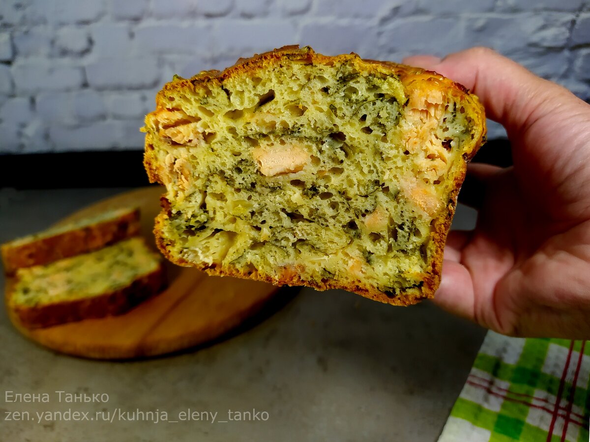 Цветопередача фото не дает точчного представления: тесто действительно красивое желтое, а вот зелень в реальности намного ярче и красивее. Разрез смотрится очень красиво. 