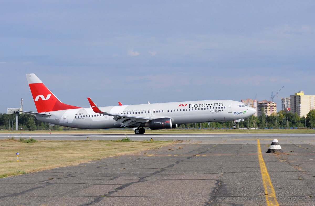  Начиная с июля, Омский аэропорт стал принимать новый тип ВС - Боинг-737-900. Самолеты в данное время не сильно широко представлены в российских компаниях и есть лишь в АЗУРе и НордВинде / ПегасФлае. Боиги-737-900 известны своей стабильностью и экономичностью. Главная отличительная черта от Boeing 737-800NG - удлиненный фюзеляж и большая вместимость. Авиакомпания Северный ветер еженедельно по понедельникам выполняет на самолете рейс из Сочи в Омск и обратно. Один из таких рейсов мы встретили на днях.   
