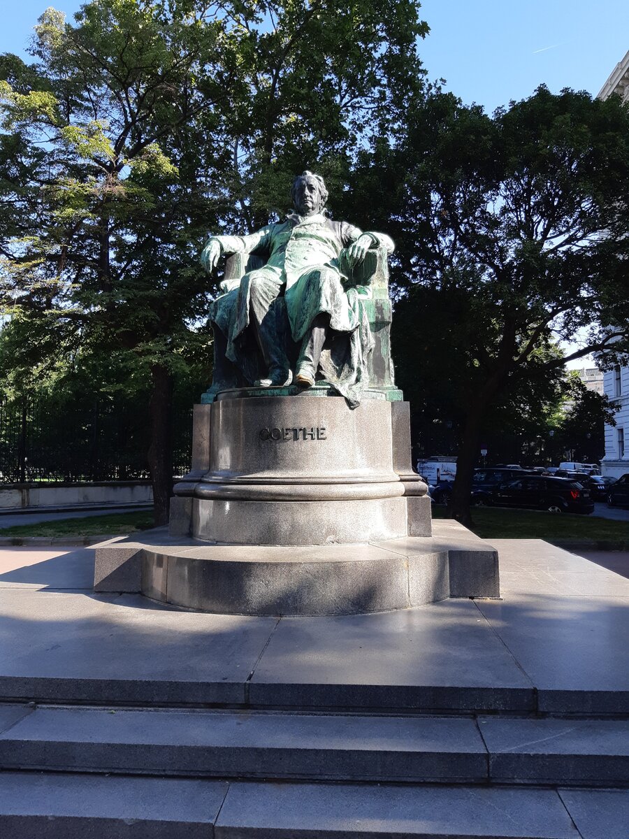 Памятник Гёте в Вене. Фотография автора. 