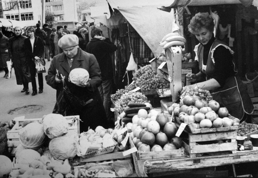 90 х года xx века. Торговля в 90-е. Барнаул в 90-е годы. Предпринимательство в 90. Торговля 1994.