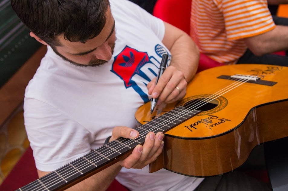 Одно из самых любимых фото - на моей гитаре расписывается моя любимая группа - Noize mc. К сожалению, навык игры на этом инструменте я так и не освоила. 