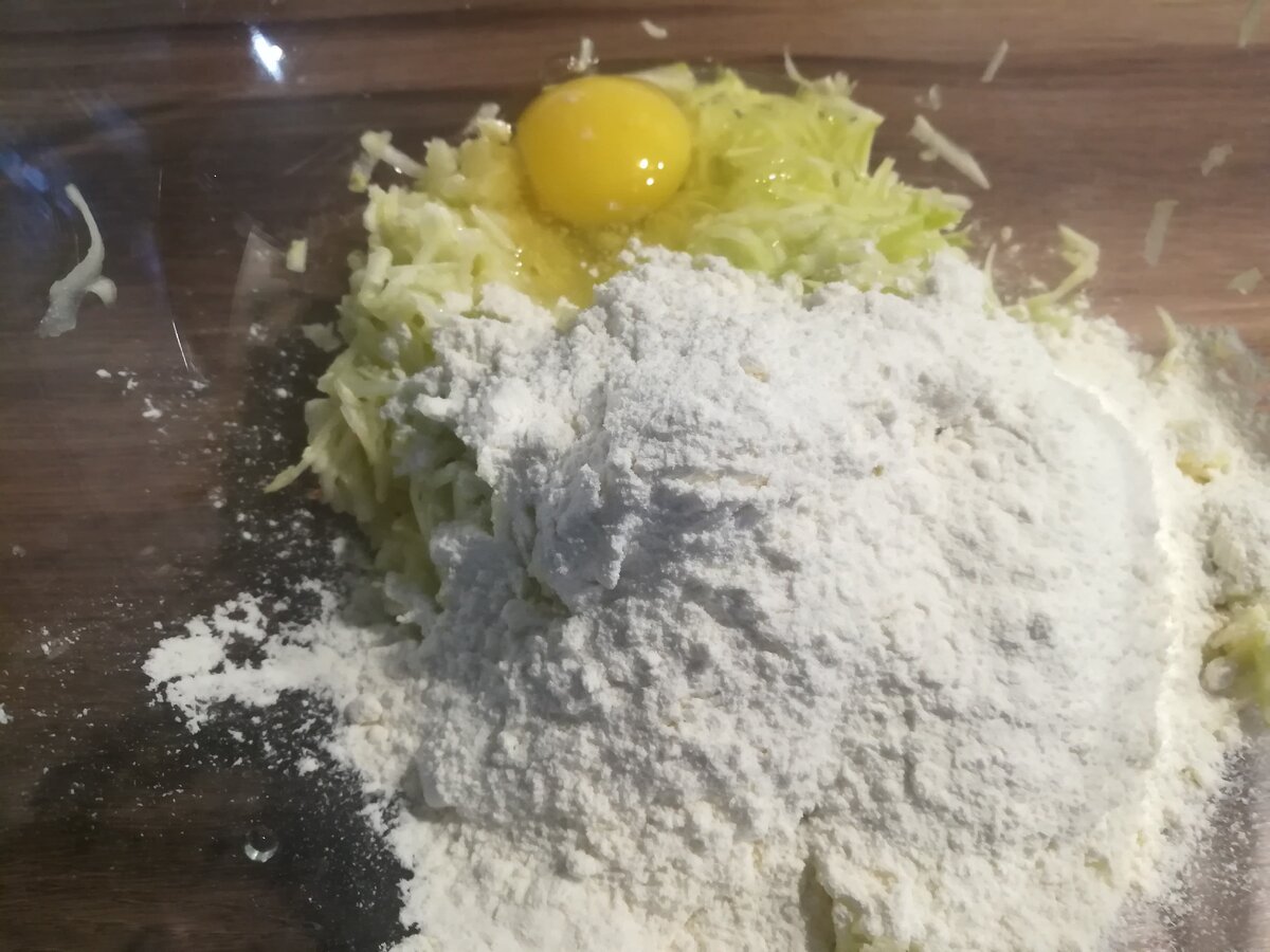 В тертый кабачок добавили муку и яйцо