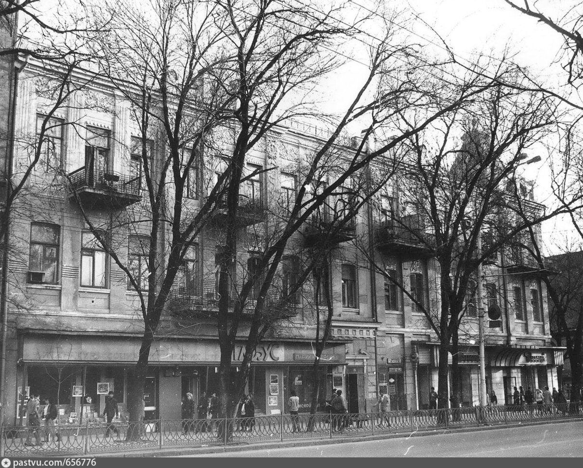 Где находился самый первый в Ростове пивной ресторан бар. Это произошло ...