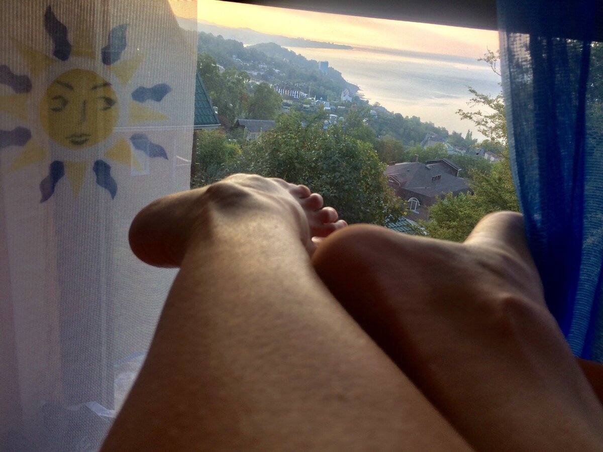 Мои уставшие ноги в первый день переезда смотрят на море