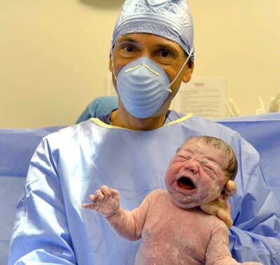 Итак, шейка матки максимально открыта, и, в норме, под давлением головки ребенка произошло излитие околоплодных вод. Начинается период потуг. Что же в это время происходит с ребенком?