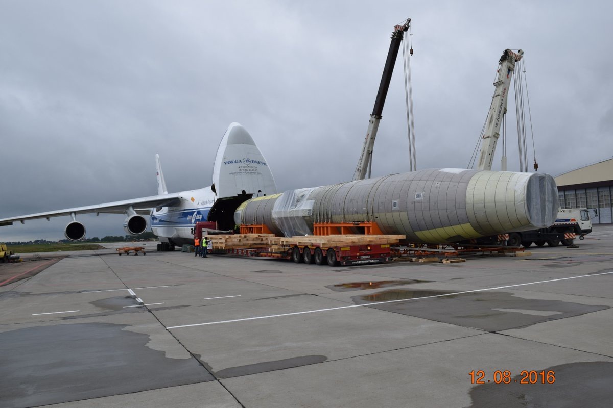 АН-124 перевозит фюзеляж российского самолета МС-21