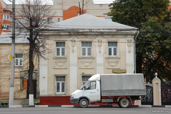 В Туле сохранилось достаточно много дореволюционных зданий, гулять по историческому центру одно удовольствие. Бывший дом Лялиных, Тула, Октябрьская улица, 45.-2