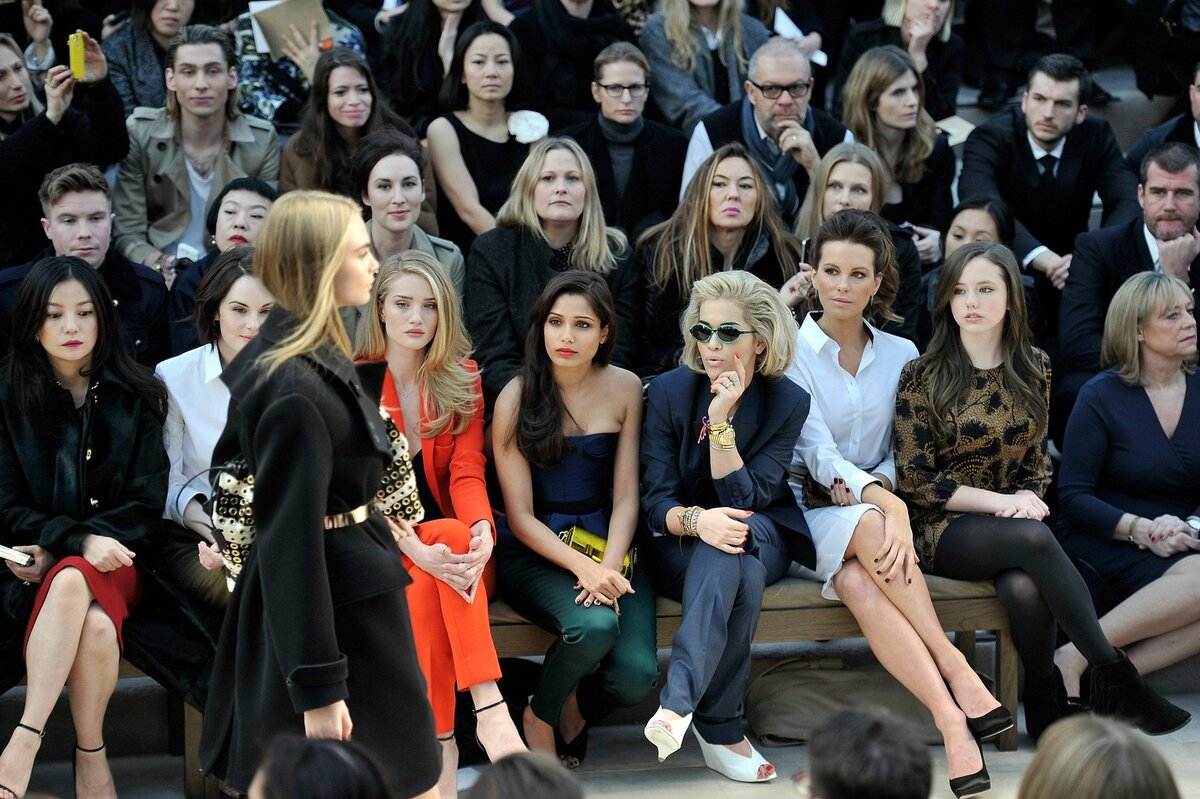 Всегда в первом ряду. Кейт Бекинсейл на показе мод в Англии. Кейт Бекинсейл на показе мод. Гости на показе мод. Показ мод зрители.