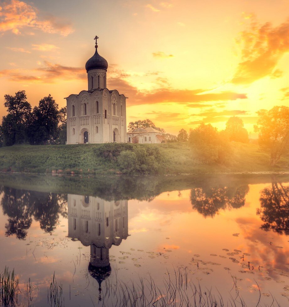 Храм в тумане в на рассвете