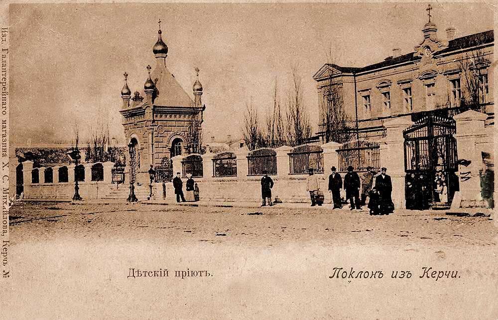 Вот так это здание (на фото справа) выглядело в начале  1990-х годов . Источник - https://sobory.ru/photo/344699