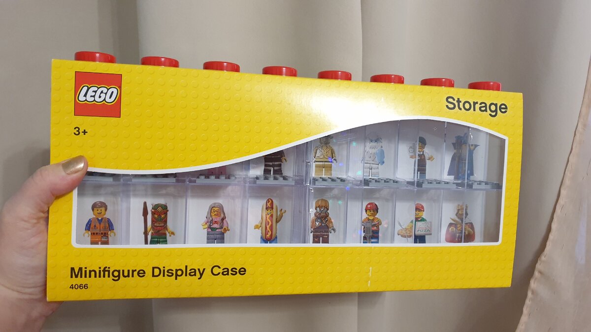 Вот так он выглядит в упаковке. Это картонная коробка, в которой частично видно сам кейс.