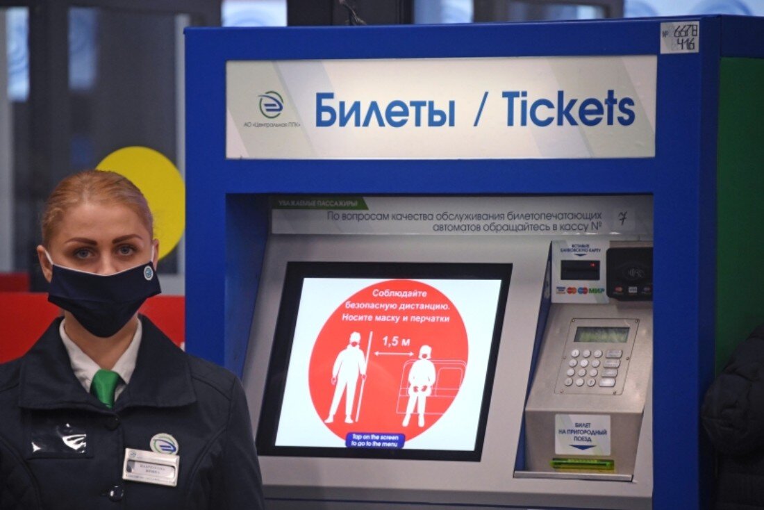 Кассир на станции / фото: Илья Питалев / РИА Новости