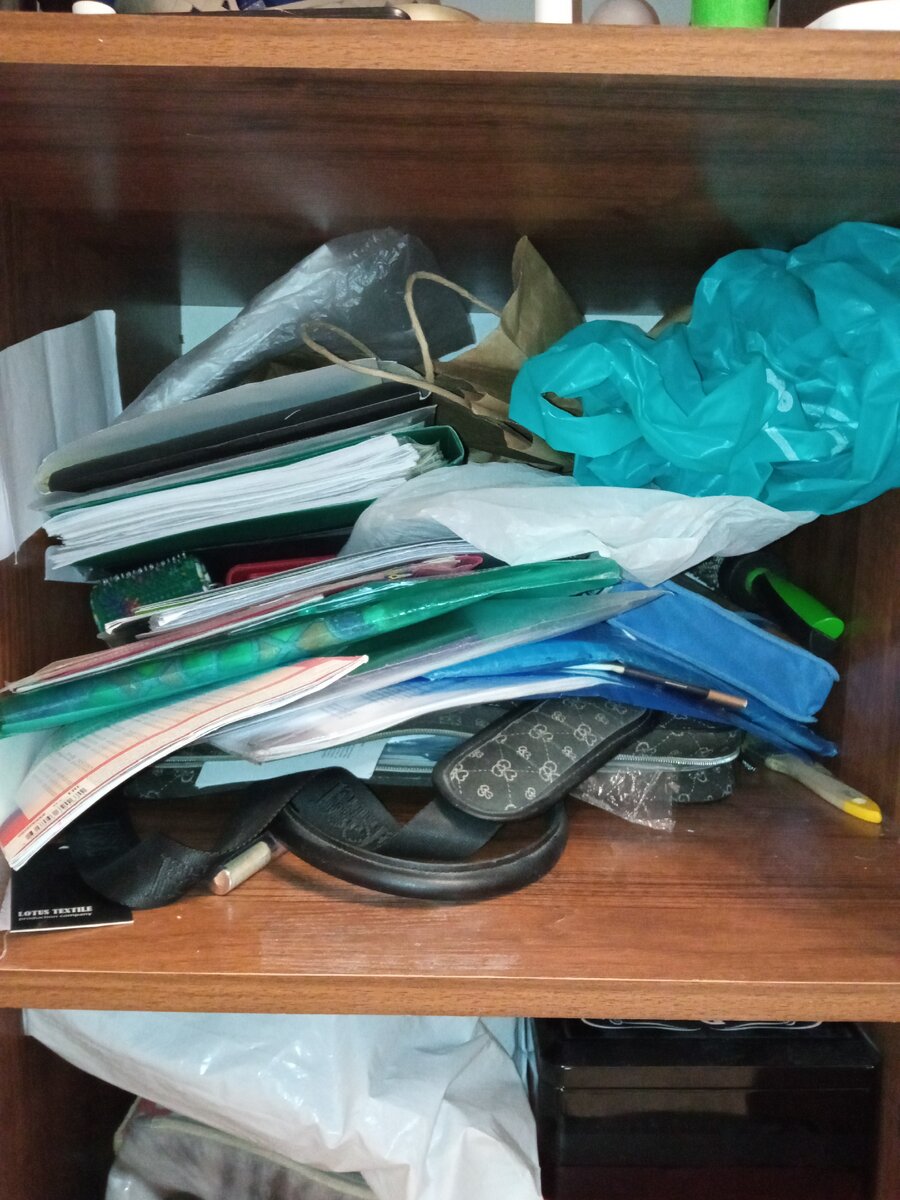 Это документы. Нужный всегда находится внизу.  И когда тебе уже надо выбегать из дома, но ты вспомнил, что какого- то документа нет, получается то, что вы видите. Уверена, что я такая не одна. Фото автора.