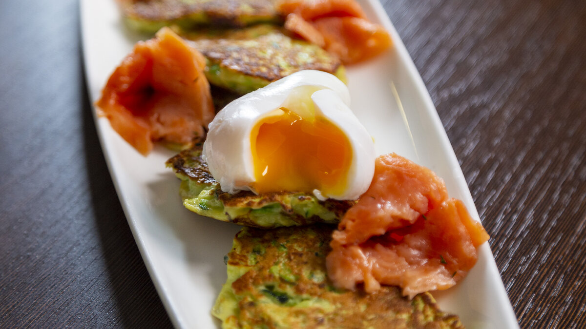 Яйцо пашот с оладьями