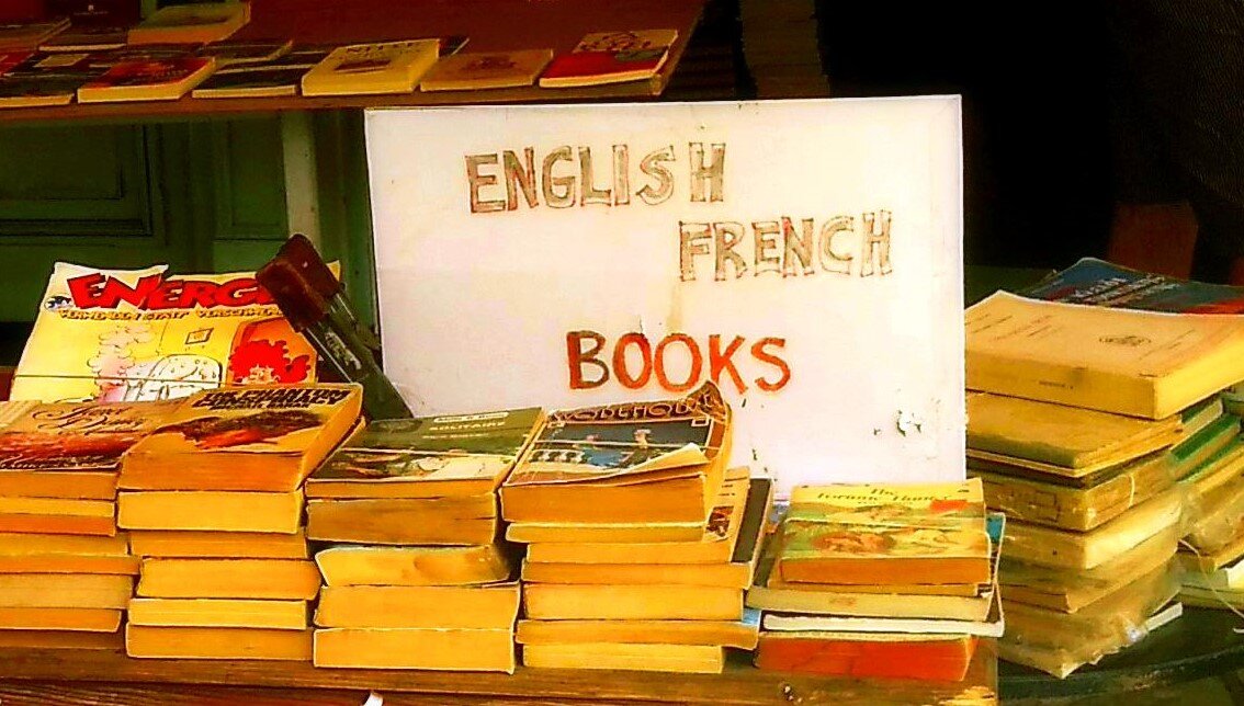 Выставленные на продажу книги, вывески по-гречески и по-английски. Все фотографии в статье мои.