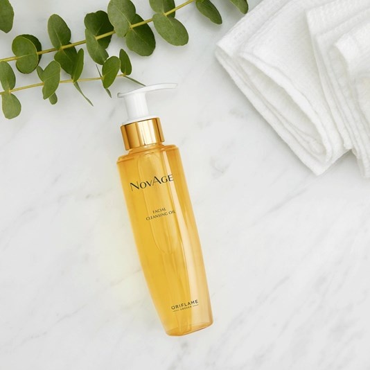 Состав: ● Масло примулы вечерней (evening primrose oil) содержит исключительно высокую концентрацию гамма-линолевой кислоты Омега-6, глубоко питает кожу, смягчая и успокаивая. ● Технология очищающего масла (cleansing oil technology) — гидрофильная формула основана на действии натуральных масел и специального мягкого сурфактанта. При контакте с водой такое масло превращается в очищающее молочко, которое легко смывается, не оставляя пленки, и одновременно питает и увлажняет