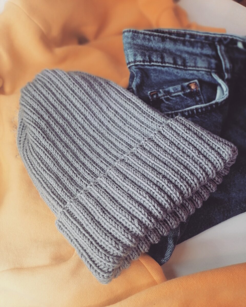 Стильная шапка в модном сером цвете доступна к заказу. 