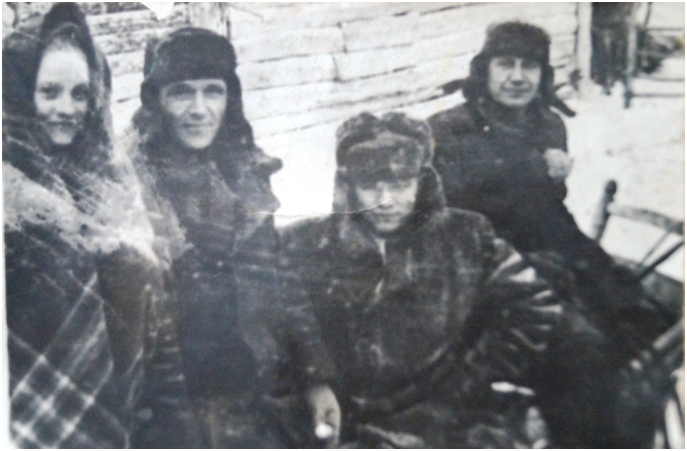 Фото из семейного архива,1955 год Поездка за невестой (Чугункова А., Чугунков А.Х., Сибирчиков Н.С ., Агеенко М.К. )
