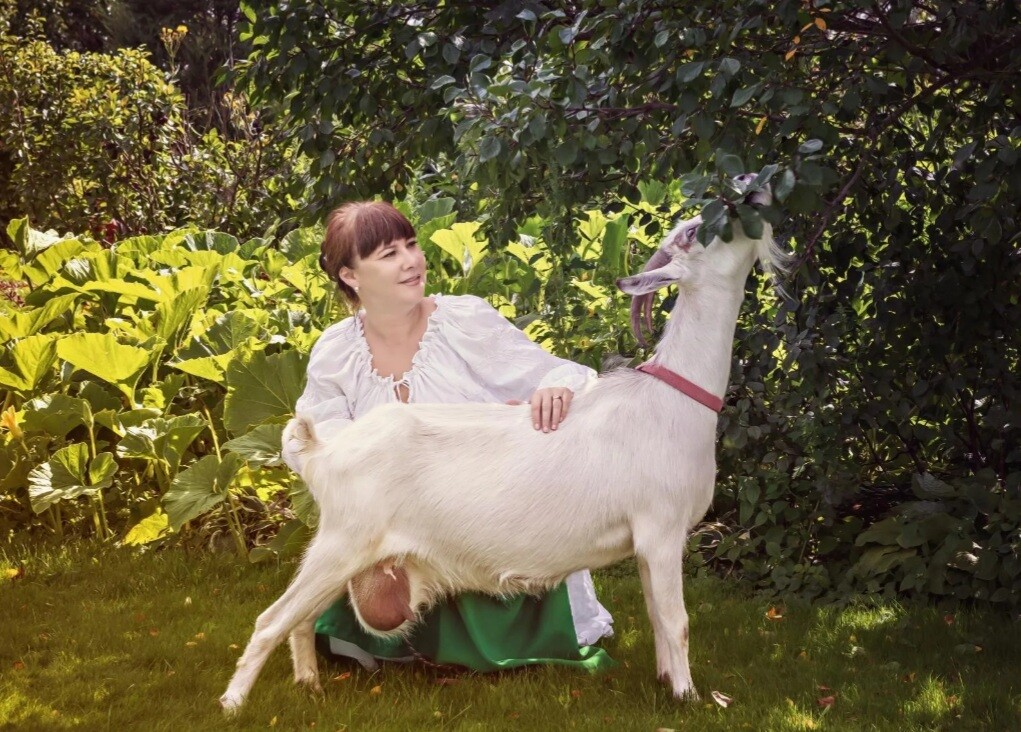 Бэлла, и только так...))На другое имя не отзывается...))