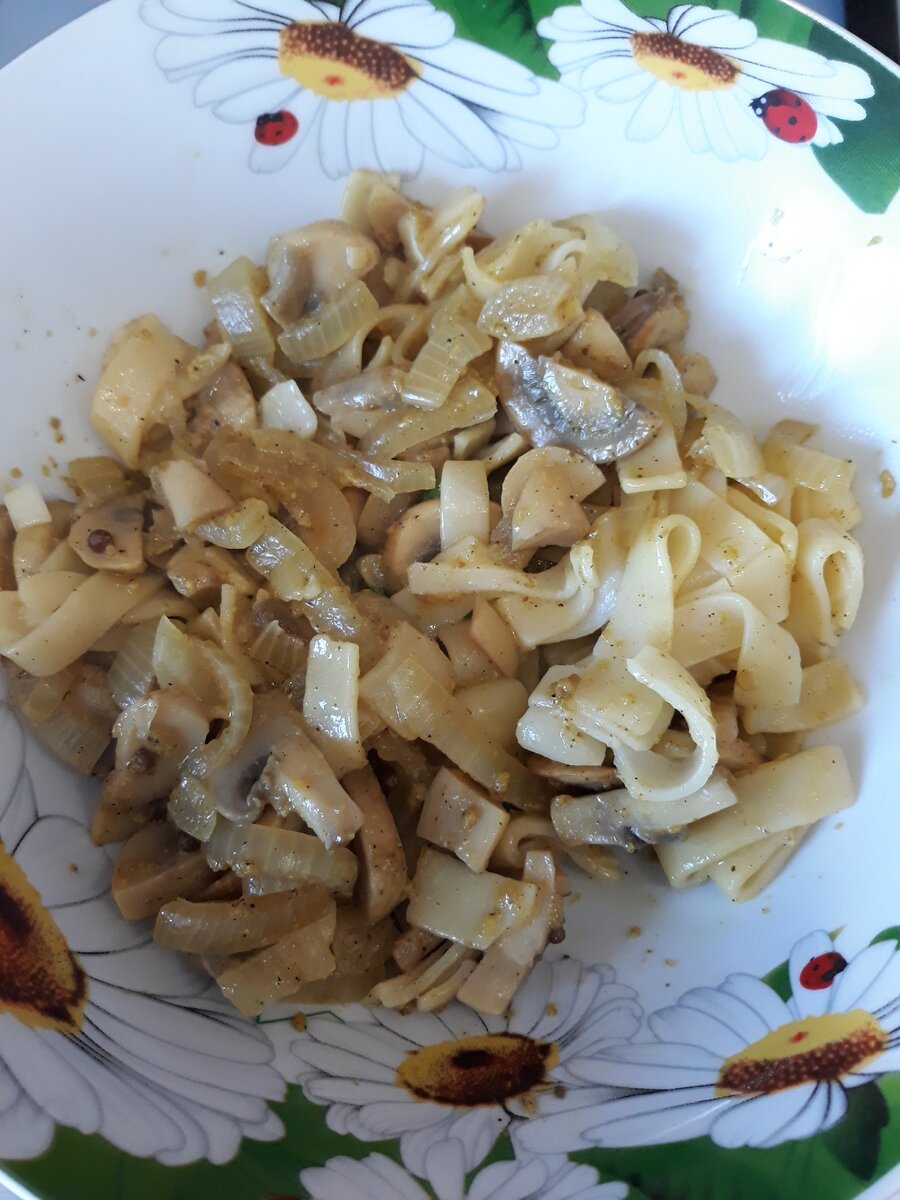 Лапша тсп и шампиньоны,тушенные в йогурте