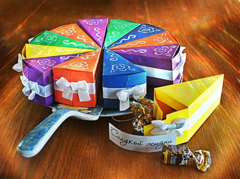 Милый тортик из бумаги-а внутри конфеты