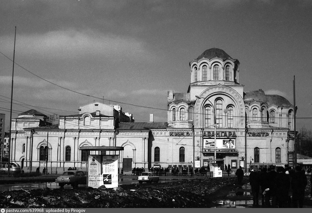 Храм казанской иконы божией матери на калужской. Казанский храм на Калужской площади. Храм Казанской иконы Божией матери на Калужской площади, Москва. Храм Казанской иконы Божией матери на Калужской площади Житная ул 18. Кинотеатр Авангард на Калужской площади.