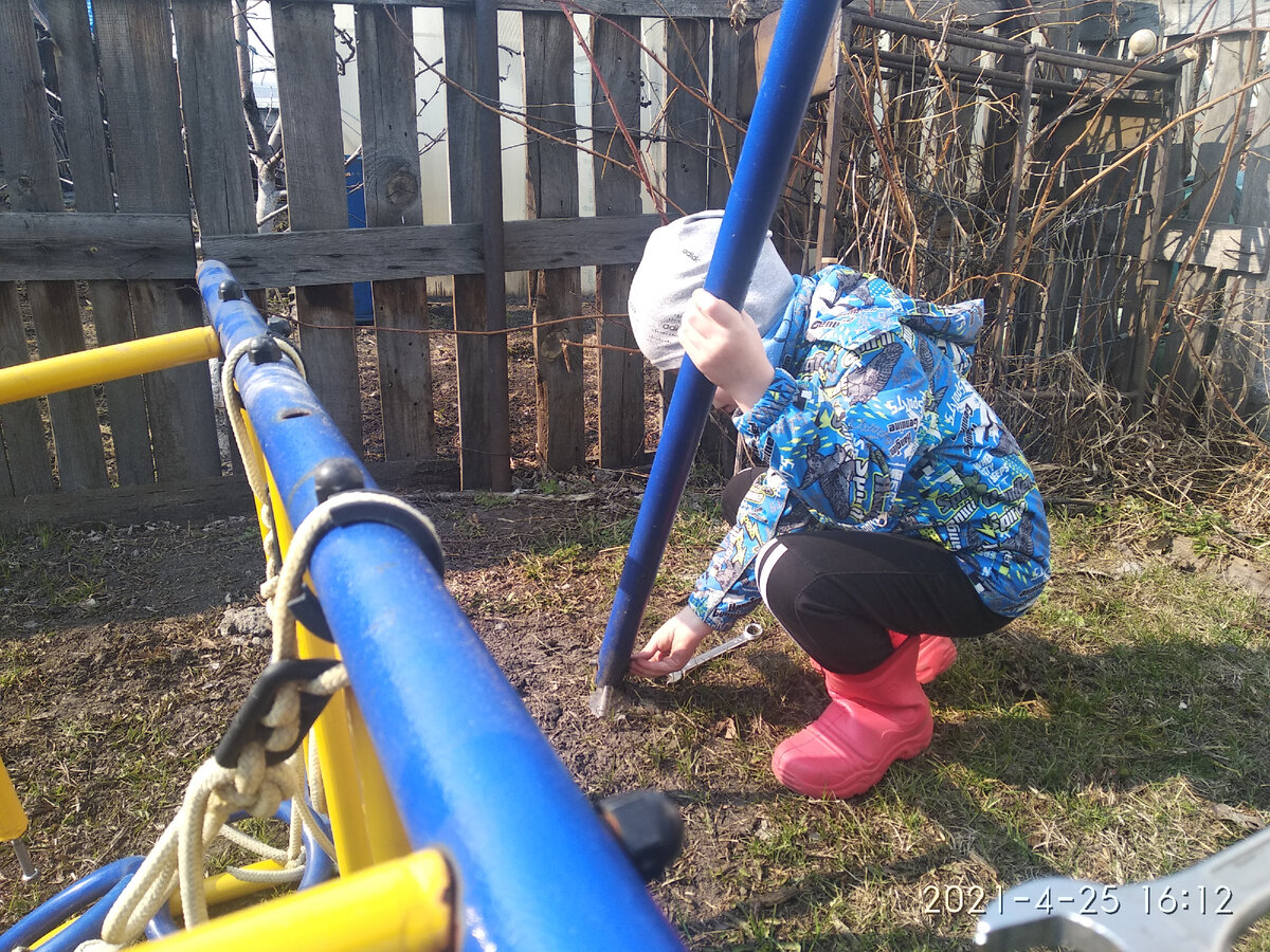 Обратит внимание на фрагмент ключа в правом нижнем углу. Он вылетел из рук Вадима и прилетел мне по коленке, пока я фотографировала Пашу