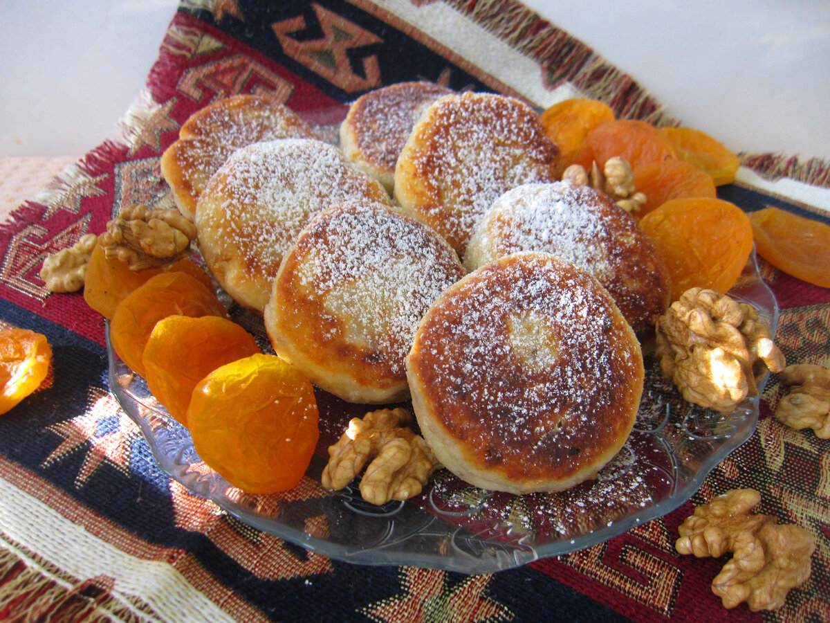 Сырники по-армянски с курагой и грецкими орехами: понравятся и детям, и  взрослым | Еда на каждый день | Дзен