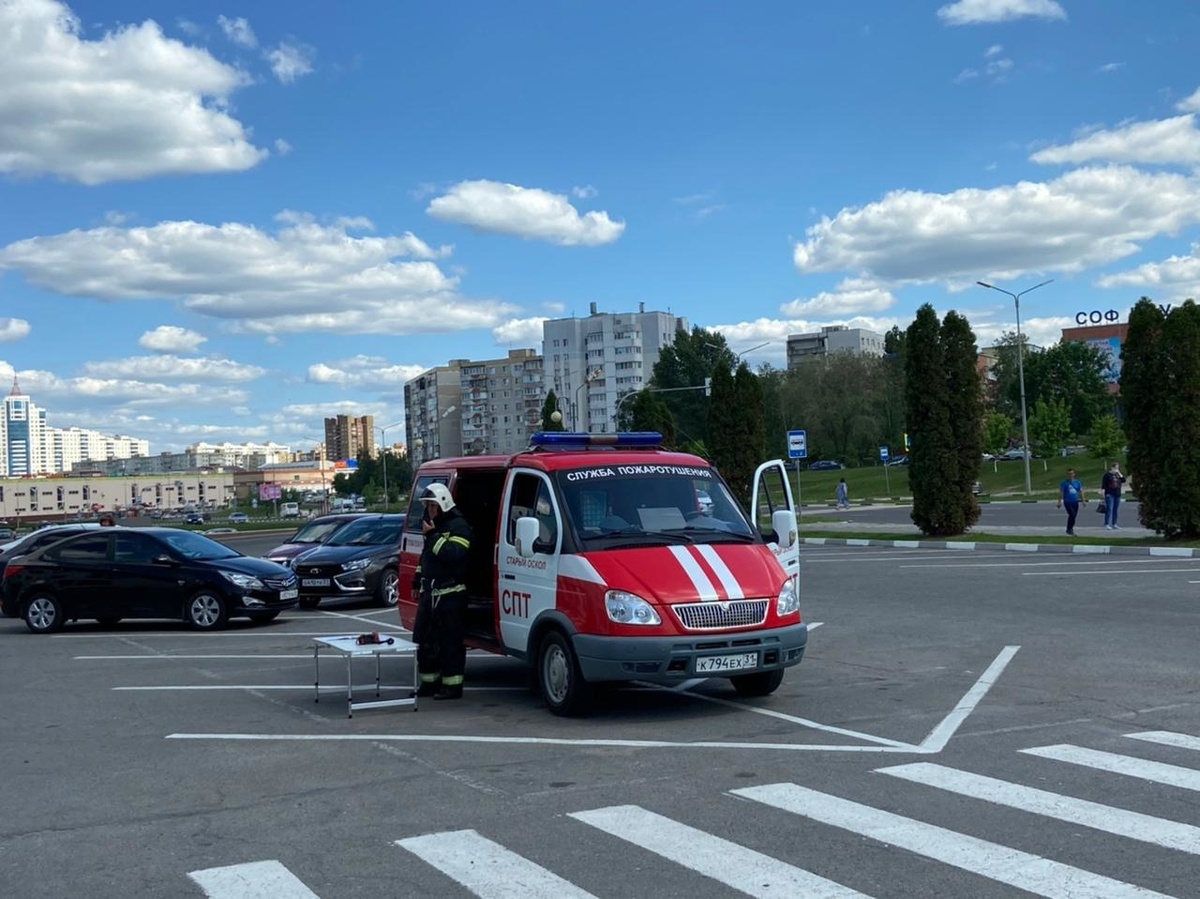 Главным управлением МЧС России по Белгородской области были проведены показательные пожарно-тактические учения во дворце спорта «Аркада» и гостинице «Лидер» в городе Старый Оскол.